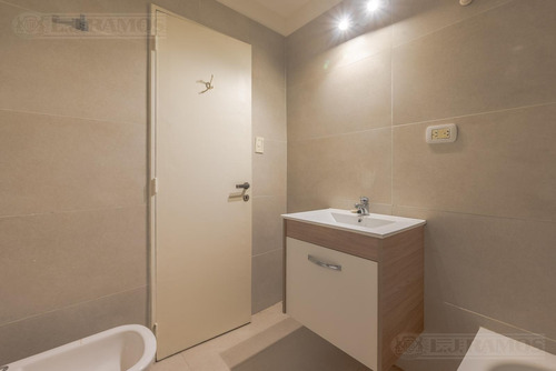 Departamento En Retiro, Monoambiente Con Baño Y Cocina Integrada, Apto Profesional! Reciclado!