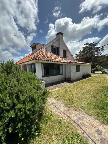 Exclusiva Residencia De Época A Pie De Playa Con Un Terreno Natural Y Vistas Espectaculares