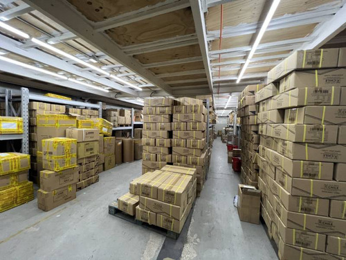 Amplio Edificio Comercial Con Bodegas Y Galpon En Santiago