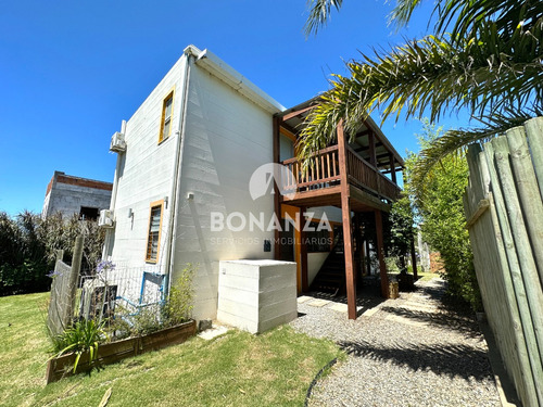 Complejo En Venta En Punta Negra, Con Piscina Y Cerca De La Playa. 8 Apartamentos.