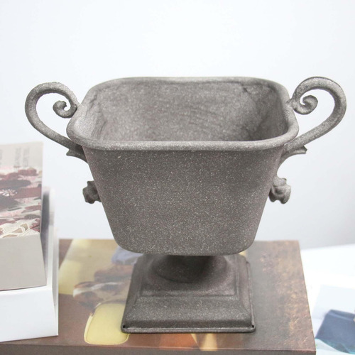 Mesa Decorada Com Floreira Rústica De Ferro