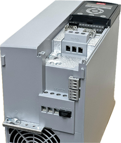 Inversor De Frequência Danfoss 10cv 220v 131l9799 C/ Ihm 28a