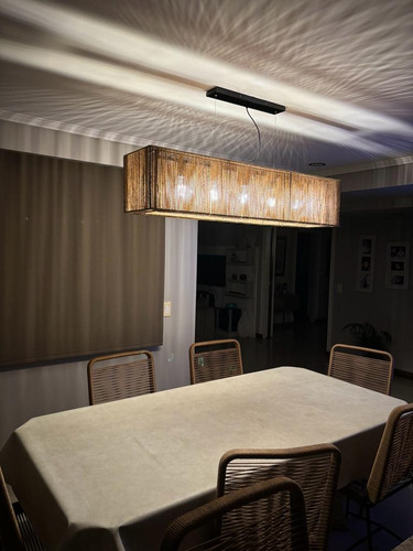 Lámpara Colgante Tejida. 120cm X 30cm. Barral 5 Luces Hierro Negro. Hilo Poliéster Habano