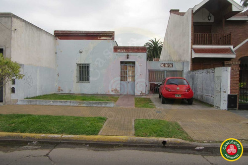 Venta - Casa - 4 Dormitorios - Lote De 10 X 30.50 - Excelente Ubicación !!!!