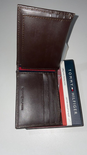 Cartera para hombre con protección RFID original de Tommy Hilfiger.