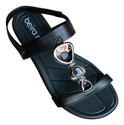 Sandália rasteira feminina preta da marca Beira Rio, com tiras frontais e detalhe de pedrarias brilhantes.