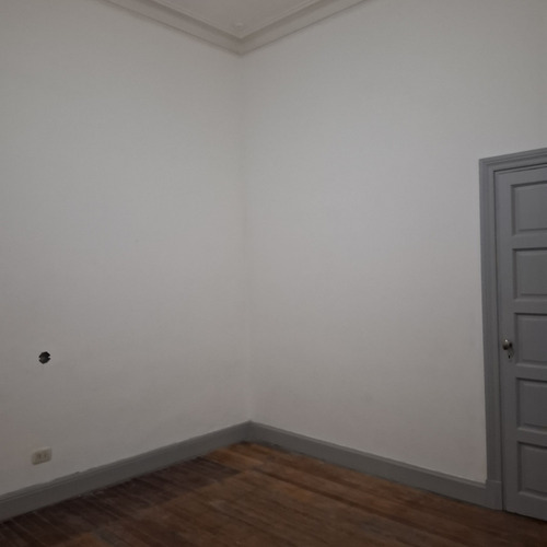 Amplio Departamento De 2 Habitaciones En Planta Baja Con Patio Y Techos Altos, Excelente Ubicación En La Ciudad De Buenos Aires. Perfecto Acceso A Transporte
