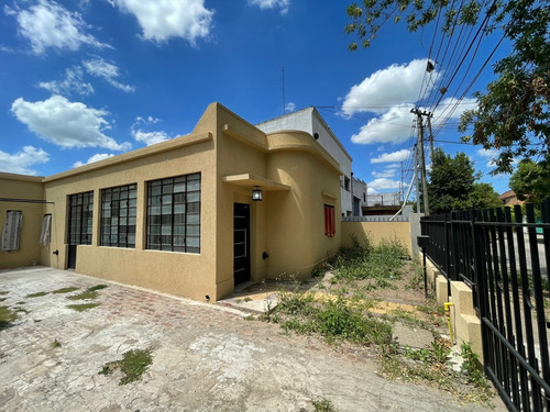 Casa Con Dos Departamentos En Venta - Barrio El Hospital - Luján