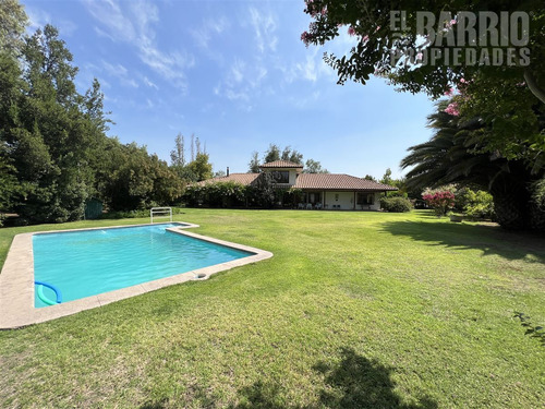 Casa En Venta De 6 Dorm. En Colina