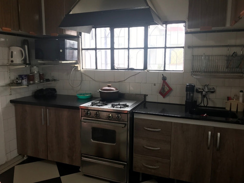 Venta Casa Y Lote Contiguo. Quilmes Oeste Centro. Ideal Inversor. 4 Amb. Quincho. Cochera. Amplio Parque.