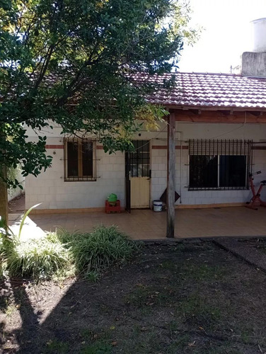 Casa En Venta - 3 Dormitorios 1 Baño - Cochera - 240mts2 - Lanús
