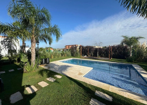 Casa Chalet En Venta En Santa Lucia, Pilar Del Este, Pilar