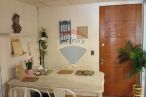 Oficina En Sector Comercial - Las Condes
