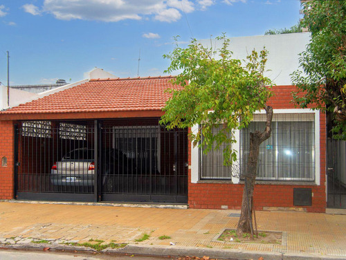 Espectacular Casa De 4 Ambientes Con Amplio Fondo Parque