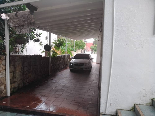 Imagen 18 de 21 de Rivero Bienes Raíces Vende Amplia Propiedad En La Urb El Piñal / 04124959888
