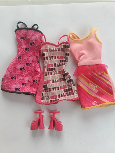 Barbie Outfit Xv 3 Vestidos (Usado)