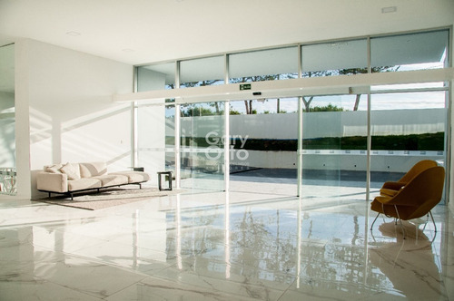 Apartamento 2 Dormitorios, Punta Del Este, Playa Mansa, Venta- Ref: 23679
