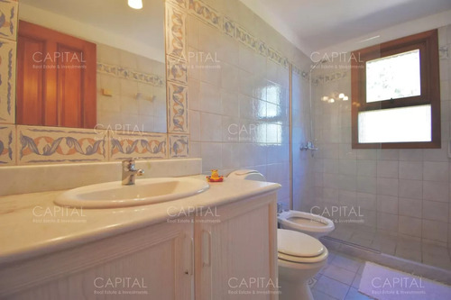 Chalet En Venta Cinco Dormitorios Y Doble Dependencia En Golf Punta Del Este