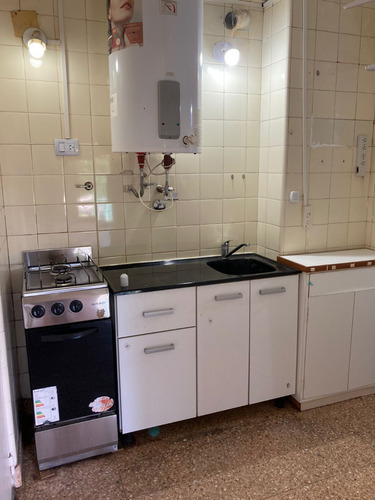 Monoambiente Con Balcón Corrido Al Frente - 2do. Piso Por Escalera