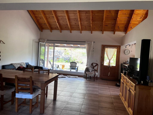 Casa En Venta - 3 Dormitorios 2 Baños - Cochera - 1.560mts2 - San Martín De Los Andes