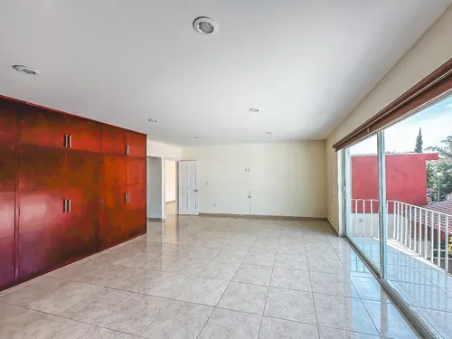 Casa En Venta Con Recámara En Planta Baja En Rincones De La Calera.