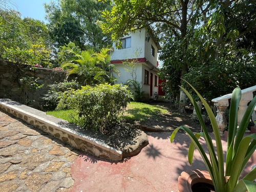 Casa En Venta Con Doble Terreno Y Espectacular Vista Al Lago