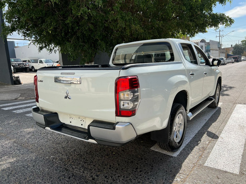 Mitsubishi L200 2.4 Cabina Doble 4x2 Mt