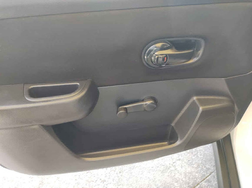 Imagen 9 de 14 de Nissan Tiida 2015 4p Sedán Sense L4/1.8 Man