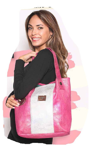 Bolso De Cuerina Brillosa Con Metales