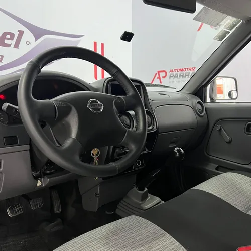 Nissan Np 300 Caja Seca 2015