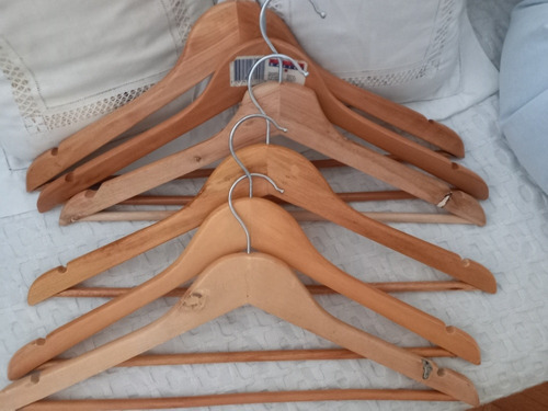 6 Perchas Madera Usadas C Fuelle P Colgar Vestidos. Pcio X 6 (Usado)