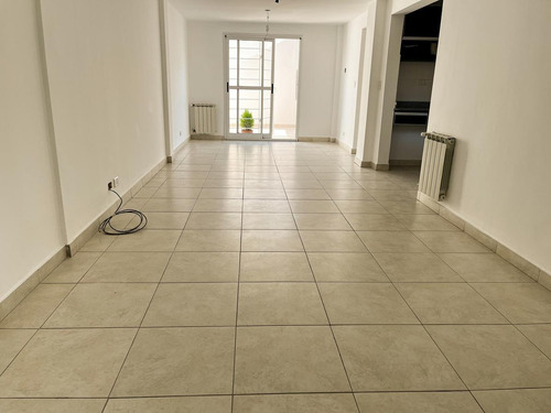 Imagen 2 de 12 de Venta Duplex Con Cochera Y Patio Con Parrilla !