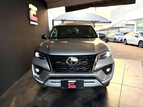Toyota Hilux SW4 SRX 2.8 turbodiesel 7L 4x4 (Aut)
