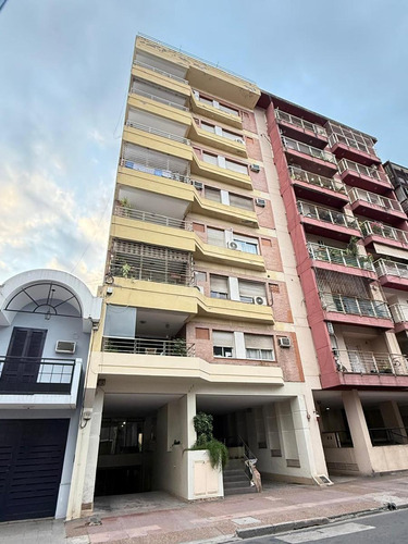 Departamento De Categoría De 3 Dormitorios + Dependencia Y Cochera En Las Heras Al 300, Barrio Sur