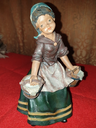 Escultura Muy Antigua De Campesina Española Porcelana Fria B