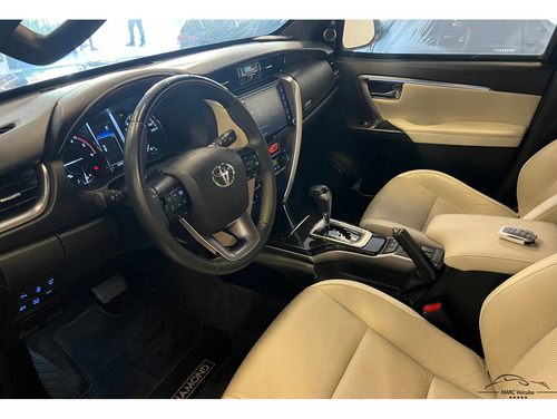 Toyota Hilux SW4 2.8 D-4D TURBO DIESEL DIAMOND 7L 4X4 AUTOMÁTICO