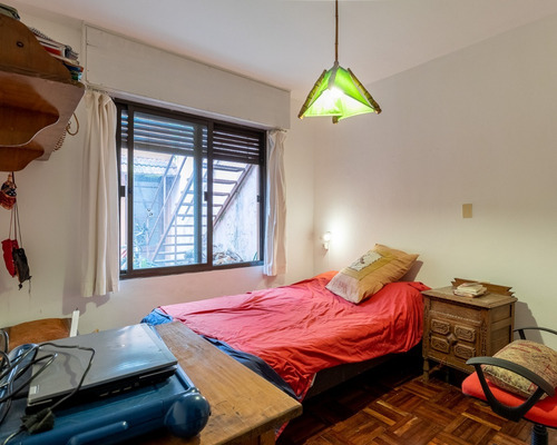 Hermosa Casa En Pocitos, 4 Dormitorios 3 Baños, Uno En Suite, Jardín. Garaje. Amplias Habitaciones. Calle Muy Tranquila. Oportunidad.