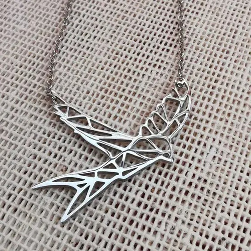 Imagen 2 de 4 de Dije De Golondrina Origami De Acero Con Cadena