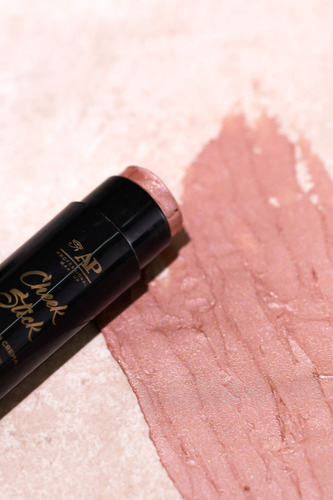 Ap Rubor En Barra Berry Baby + Iluminador Radiance