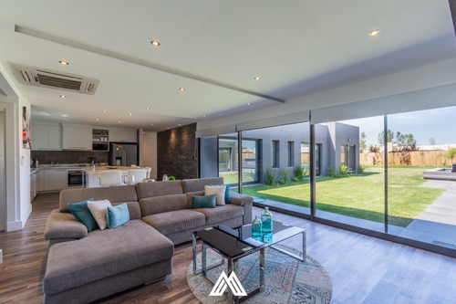 Imagen 3 de 14 de Casa En Venta De 4 Dormitorios, Piscina Y Barbacoa