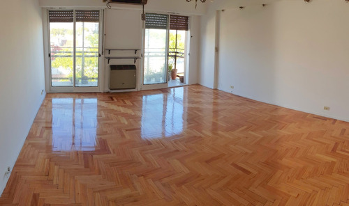 Imagen 3 de 14 de Castro Al 1700 Entre Salcedo E Inclán, Boedo. Piso 3. Al Frente Con Balcón Corrido A La Calle. 3 Ambientes. 2 Dormitorios. Superficie 68 M2. Cochera Fija Y Cubierta. Cocina Grande Con Lavadero