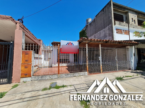 Venta De Casa En Banfield De 3 Amb. Con Entrada De Autos, Patioy Terraza + Departamento De 2 Amb.