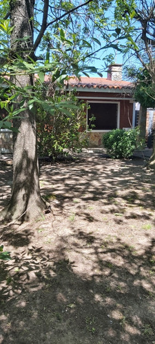 Hermosa Propiedad En Barrio Peñarol, A Pasos De Colón, Casa Reciclada, Al Frente De 3 Dormitorios Con Amplio Jardín, Fondo Con Parrillero, Completamente Cercada. Pronta Para Disfrutar. 