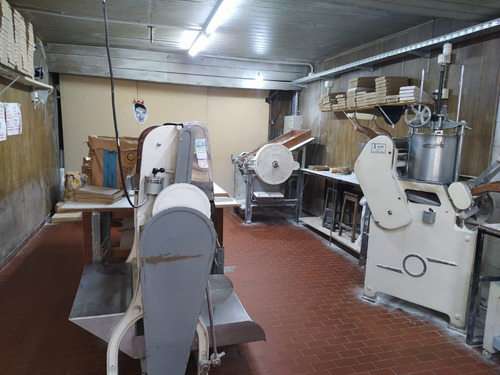 Dos Locales En Venta Sobre Av. Calchaqui