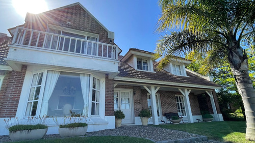 Clásica Casa En Venta En Carmel Barrio Privado. Construcción Tradicional. Amplia, Cómoda Y Con La Mejor Orientación.