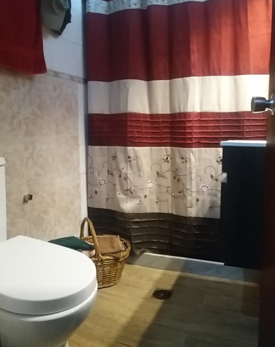 Atención Inversionistas!!! 2 Apartamentos En Un Mismo Padron, 1, De 2 Dormitorios, Li./com, Coc. C/oficce Y Baño. Otro; Liv/com, 1 Dorm, Kitchenette, Baño Y Lindo Patio!!! Documentacion En Regla
