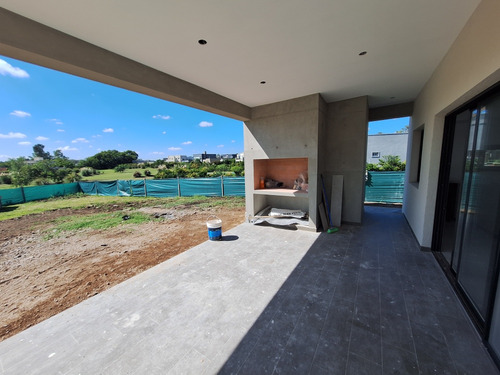 Casa En Venta Con Pileta Santa Elena