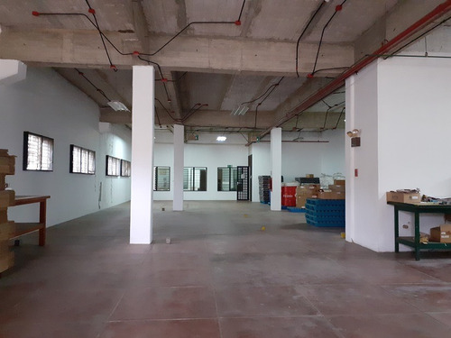 Edificio Dos Niveles En Zona Industrial Los Tres Puentes, El Tambor, Los Teques, Excelente Accesibilidad
