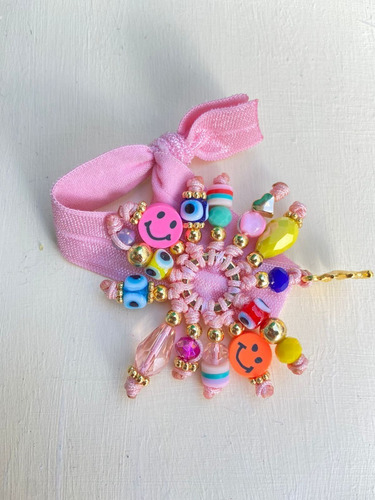 Imagen 1 de 1 de Pulsera Arito Anudado En Resorte Con Dijes Suerte