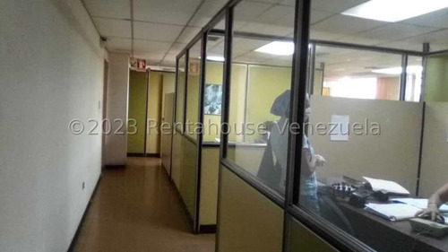 Edificio Industrial Con Mucho Potencial En Venta En La Yaguara Smb 24-10718 Yy